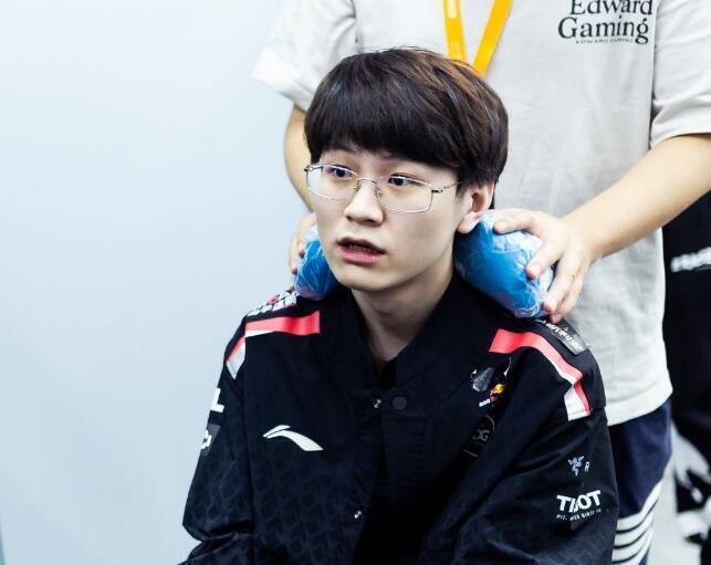 EDG血洗HLE,Meiko关键团战开团秒人激烈交锋四强赛,让粉丝疯狂欢呼 EDG血洗HLE,Meiko关键团战开团秒人激烈交锋四强赛,让粉丝疯狂欢呼