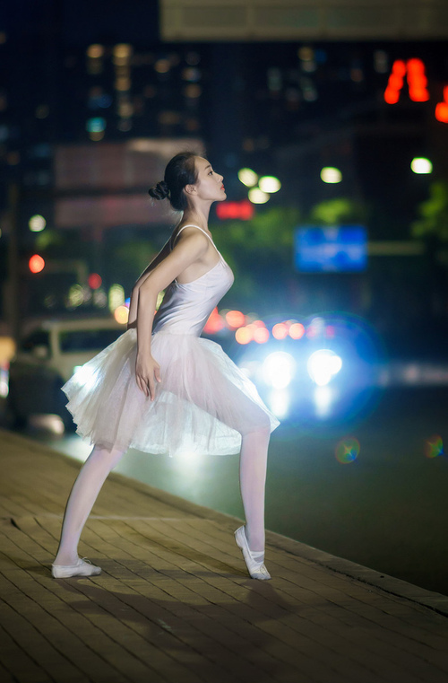 当德甲悬念撞上CBA统治力，争冠的两种美学，体育的同一份心跳