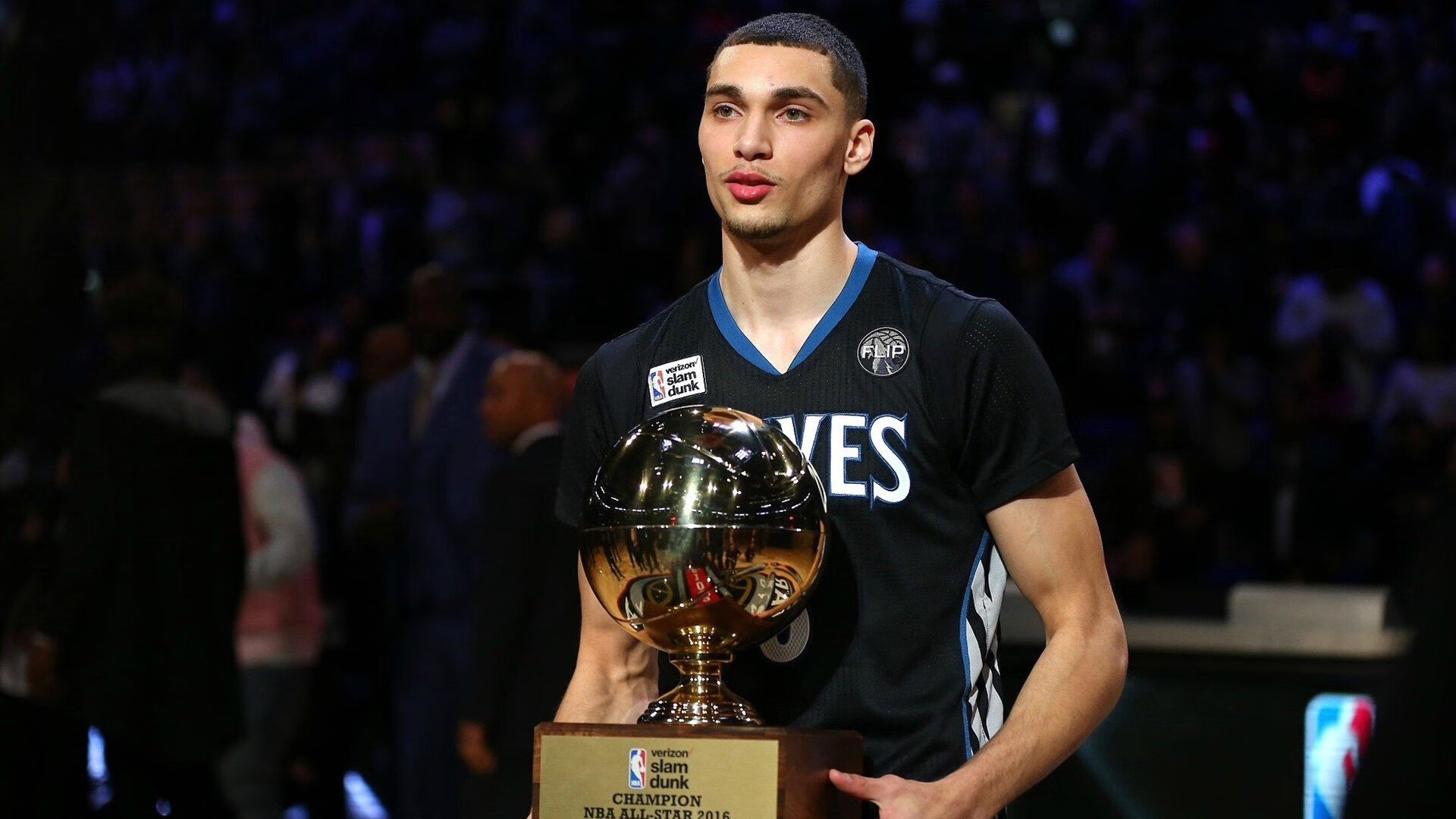 德罗赞降维打击!篮网对阵上海队友谊赛,34分9助攻诠释球星与球队的差距